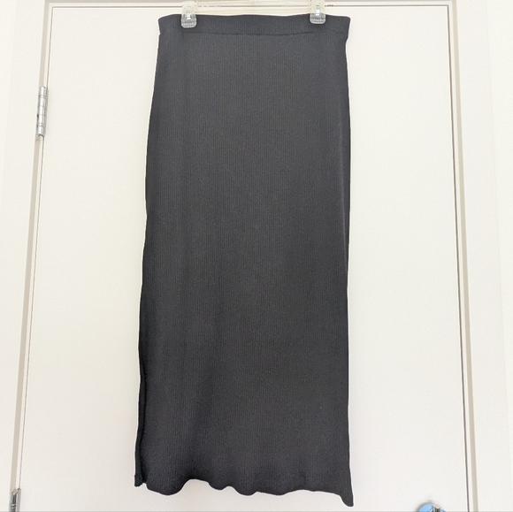 WORN ONCE Black Old Navy Ribbed Maxi Skirt, WL - Picture 2 of 5